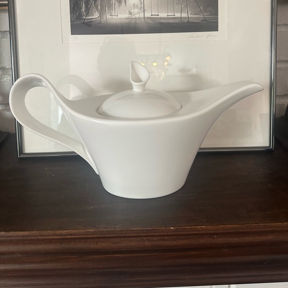 Villeroy & Boch Other - ✨Villeroy and Bach bone porcelain New Wave tea pot pitcher & lid (discontinued)